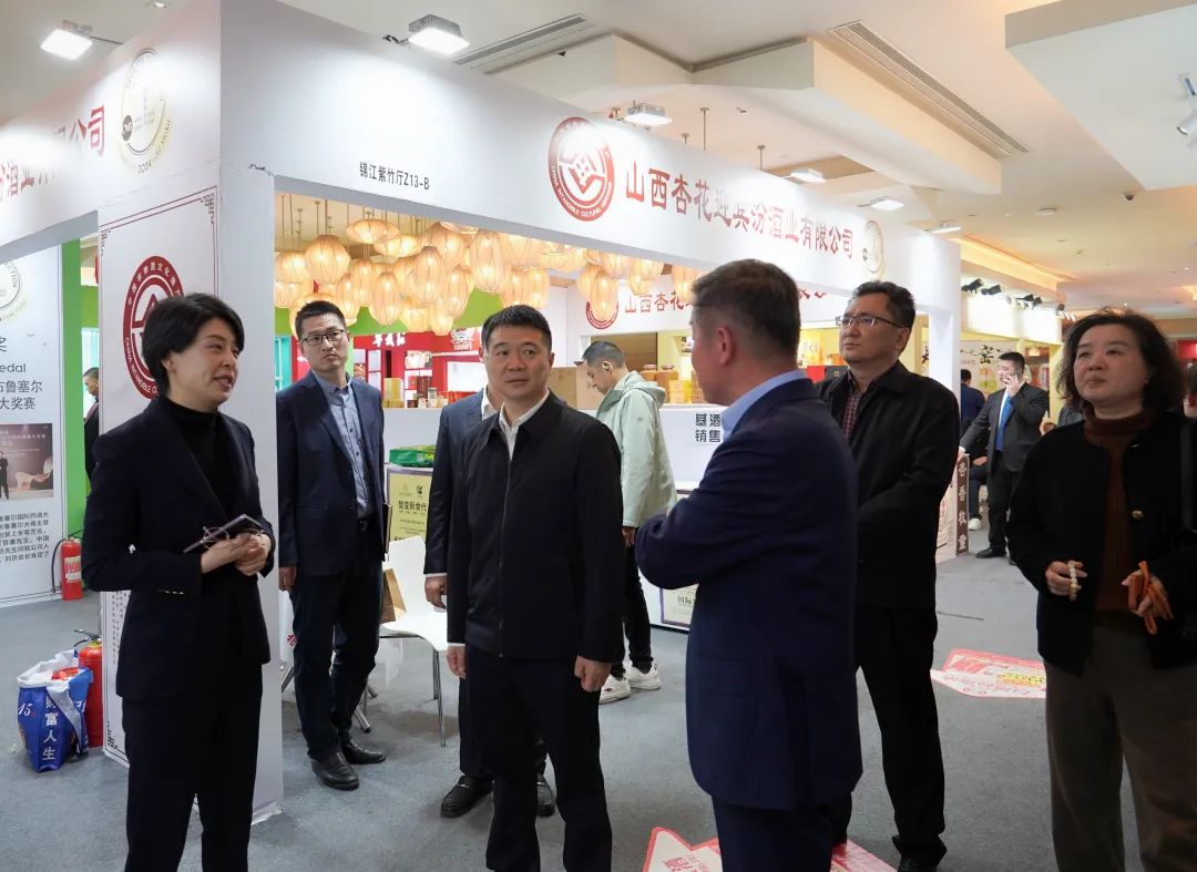 省尊龙凯时集团党委书记、董事长游勇率队到2025锦江宾馆春季酒类商务洽谈会现场检查指导重点工作